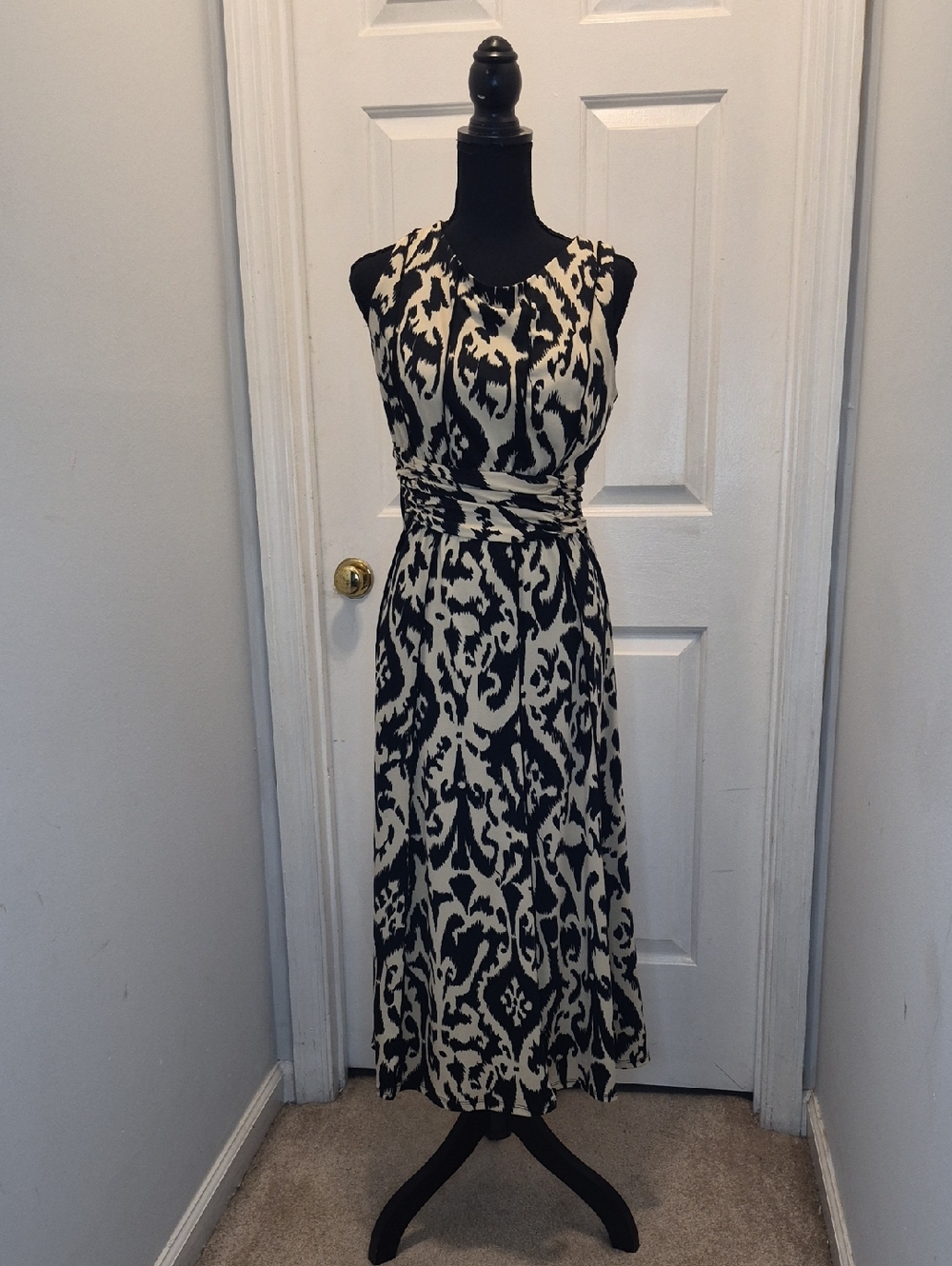 D32- Sleeveless Black and Cream Printed Midi Dress - sz 12